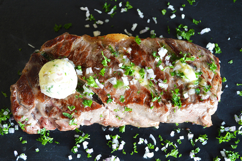 Recette de Fauxfilet grillé au beurre persillé Les Beaux Quartiers